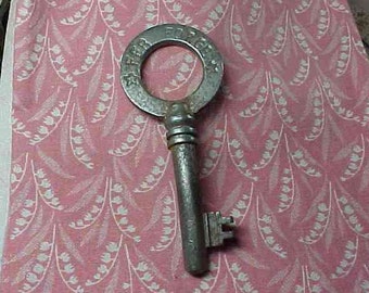 Vintage French Skeleton Key Large Round top Stars #14