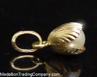 Adorable 14k Yellow Gold 6mm White Pearl Oyster Clam Shell Charm Pendant Italy