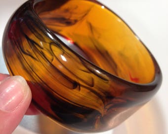 Bangle - streaked faux amber or tortoise shell lucite plastic bangle retro design