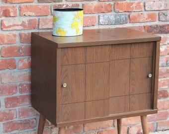 Mid Century Modern Record Cabinet Media TV Stand Peg Leg Legs Lu Van Inc Danish Style Vintage Bed Side Night End Table Sliding Door