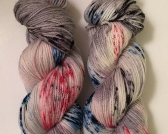 SALE ** Hand Dyed Yarn worsted weight | 100% superwash merino wool | 100 gr | Dinosaur Egg / super soft Free shipping in the US
