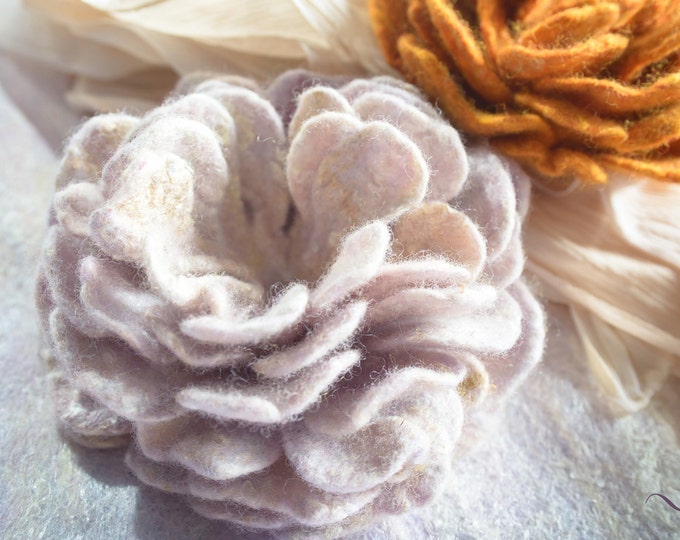 Merino Wool Silk Felted Brooch Pretty Pink Beige Boho Retro Look Flower Scarf Pin Brooch Spring Elegant Bridal Corsage Wedding Fashion