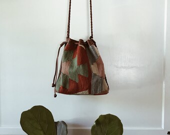 vintage kilim bag/drawstring bucket bag/kilim/kilim shoulder bag/kilim purse/boho purse/boho bag/boho-chic/carpet bag