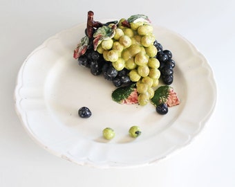 Naturalistic trompe d’oeil, ceramic centerpiece from Manises (Spain) - Casa Pupo. Plate with grapes. Mid century vintage 40s.