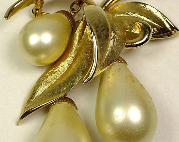 Storewide 25% Off SALE Vintage Marvella signed Glass pearl dangle gold tone brooch