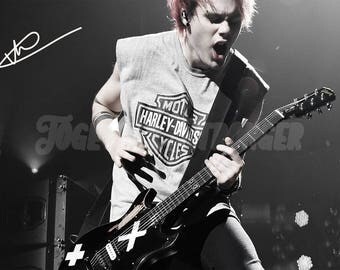 Michael Clifford (5 Seconds of Summer) pre signed photo print poster - 12x8 inches (30cm x 20cm) - Superb quality