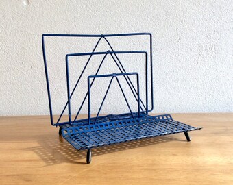 Mid-century blue metal wire letter holder, mail rack or mail organizer. Rétro porte-lettre bleu. Vintage Briefe-Halter.