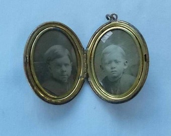 Gold Tone Vintage Locket. (537)