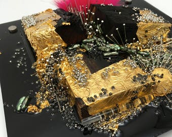 Oeuvre d'art intitulée "Seul dans sa catégorie" (techniques mixtes)