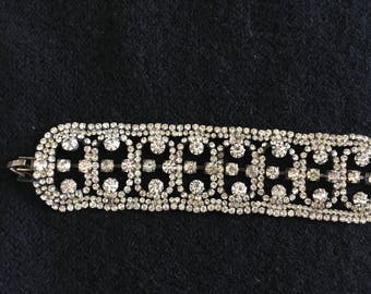 Wrists bracelet with crystals