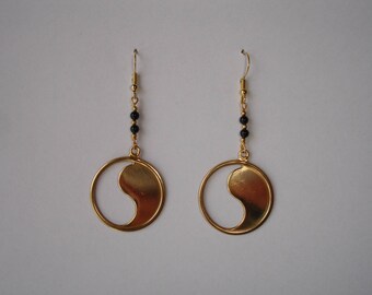 Earrings - Boucles d'oreilles pendentifs yin yang dorées et perles onyx