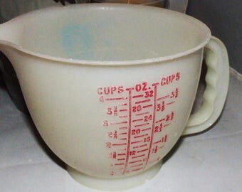 Vintage 1977 4 Cup Tupperware Measuring Cup No. 1288 batter bowl