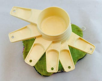 Vintage Tupperware Measuring Cups In Cream, Tupperware Cream Measuring Cups