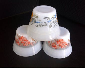 Small Milk Glass Bowls Set of Three / Ice Cream Bowl / Dessert Bowl / Custard Cups