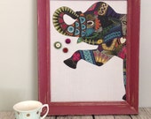 Babillard aimanté recouvert tissu éléphant motifs turquoise organisation mémo photos décor mural tableau d'affichage à aimants bureau