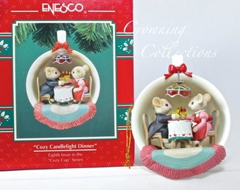 Enesco Cozy Candlelight Dinner Mice Treasury of Christmas Ornament 8th Cozy Cup Series Tea Cup Couple Love M. Gilmore Designs Lustre Fame