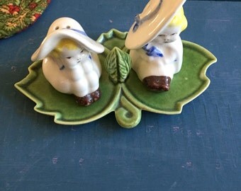 Two Girls On Leaf Salt and Pepper Shakers, Vintage Ceramic Salt and Pepper Shaker, Unique Salt and Pepper, Retro Old, Cute Fun Charming