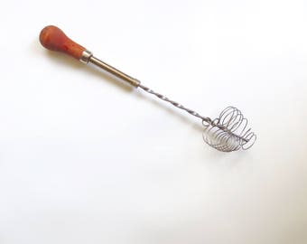 Wire Whisk Hand Beater Egg Beater Twisted Wire Coiled Wire Mid-Century Red Wooden Handled Whisk Vintage Kitchen Utensils Decor Farmhouse Old