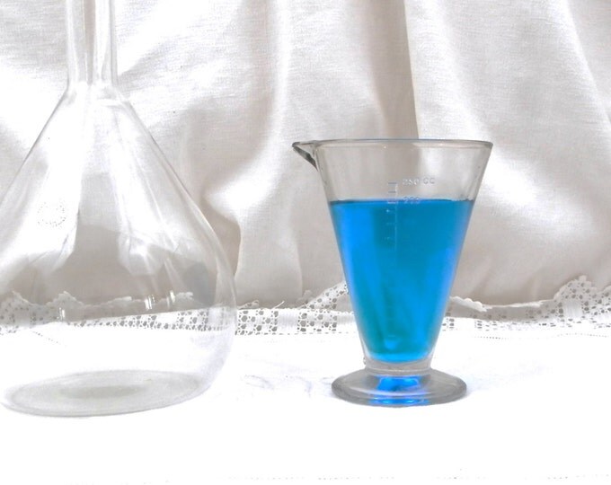 Vintage Graduated Chemistry Measuring Pouring Glass Beaker, Industrial Decor, French Chemist Laboratory Brocante, Retro Vintage Home Style