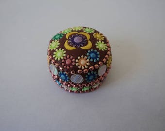 Vintage collectable metal and beads trinket /pill box (04330)