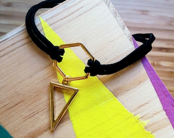 Collier ras du cou géométrique triangle | acier et tissu | couleur dorée et noire | Idee Cadeau fille | Kawai Rock Heavy Metal