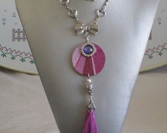 Ravissant collier sautoir pendentif graphique en métal argenté et bois laqué "Divers tons de rose et mauve"