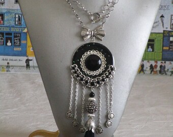 Ravissant collier, sautoir et plastron en métal laqué laqué et strass.