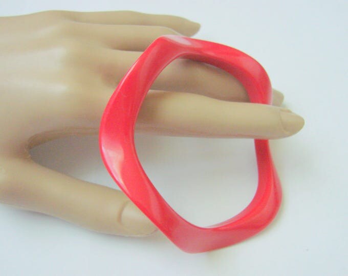 Vintage Brick Red Wave Lucite Bangle / Assymetrical Design / Retro Jewelry / Jewellery