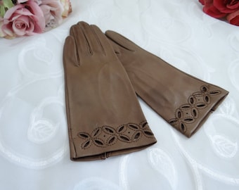 Vintage Womens Brown Leather Gloves with Stitched Flower Design - Pretty Brown Gloves - Wrist Length Leather Gloves
