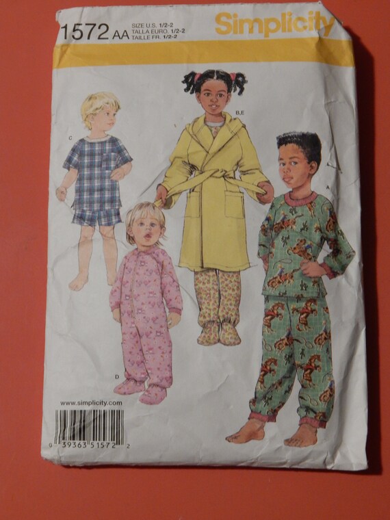 Simplicity 1572  Toddlers' sleepwear and robe pattern Uncut Sizes 1/2, 1 and 2