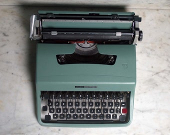 Machine à écrire Olivetti lettera 32