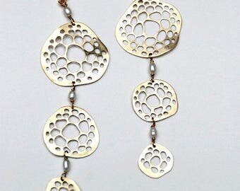 boucles d'oreilles "trois éponges" laiton, perle de culture/ "three sponges" brass earrings