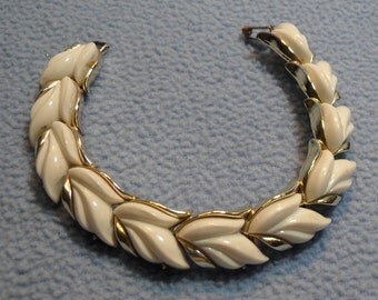 SALE!! Vintage White Thermoset & Goldtone Bracelet (was 10.00)