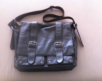 Sac à bandoulière en cuir souple - PRIDE & SOUL Modele TANK - Marron Fonce