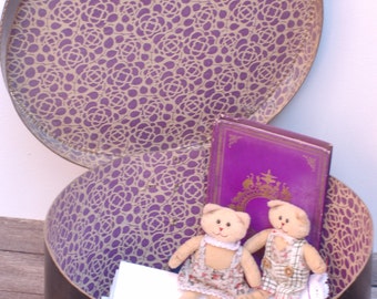 Boîte à chapeaux en carton bleu marine avec l'intérieur à fleurs violettes Valise à chapeaux Frenchvintagecharm