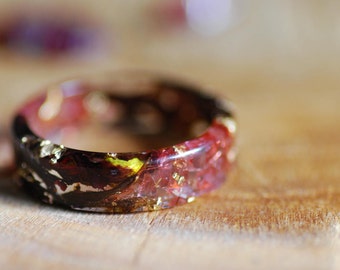Garnet Ring, Raw Stone Ring, Pressed Flower Ring, Natural Red Stone, Gothic Promise Ring for Her Weeding Dark Ring, Boho Rings, Resin Ring