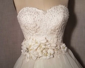 Bridal sash, iovory bridal sash, bridal flower sash, flowered sash, rhinestone sash, wedding dress sash ribbon belt, beige flower belt