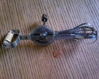 Vintage Skyline handheld whisk with wooden handle