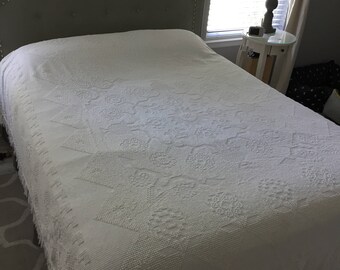 Crown Crafts Thomas Jefferson Queen Size White Hobnail Chenille Bedspread - Vintage Bedspread - George Washington's Choice - Chenille Quilt