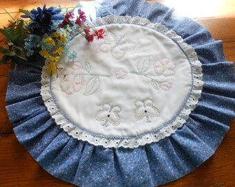 Charming Vintage Blue Claico Hand Embroidered/Quilted Table Mat Table Topper