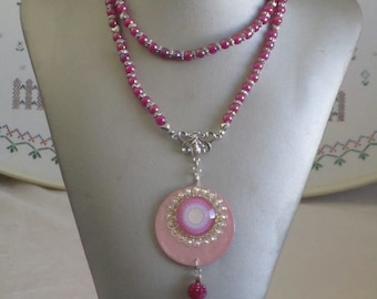 Ravissant collier sautoir en perles de verre et bois laqué "Une création moderne" Rose