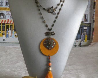 Ravissant collier pendentif en bois laqué "Orange, bronze et pompon en soie"