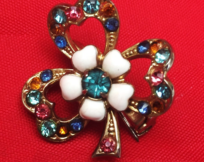 Clover leaf Brooch - Signed Coro - Pink Blue Rhinestone - Milk Glass - gold plated - Mid Century pin