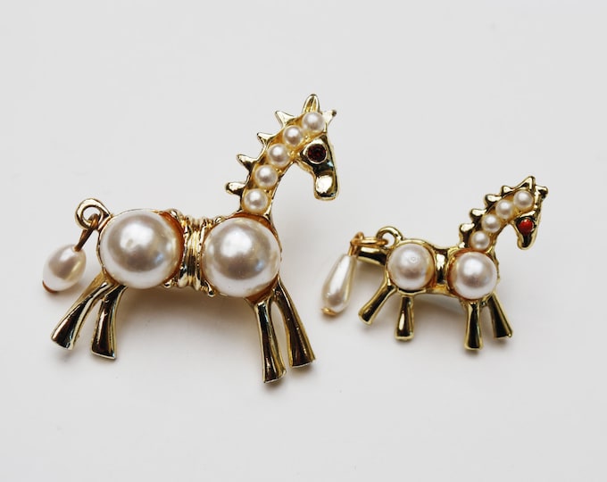 Horse Scatter Pins - White Pearl - Gold tone metal - Lot of two brooches - vintagebrooch