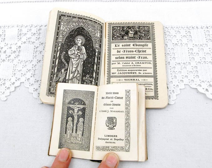 2 Small Antique French Religious Books 1 Leather Bound "The Gospel of Saint John" 1 Satin bound " The Month of the Sacred Heart", Liturgical 2 Small Antique French Religious Books 1 Leather Bound "The Gospel of Saint John" 1 Satin bound " The Month of the Sacred Heart", Liturgical