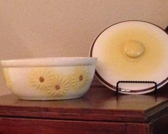 Hull Oven Proof Covered Casserole Dish in Sunflower/Daisy Pattern