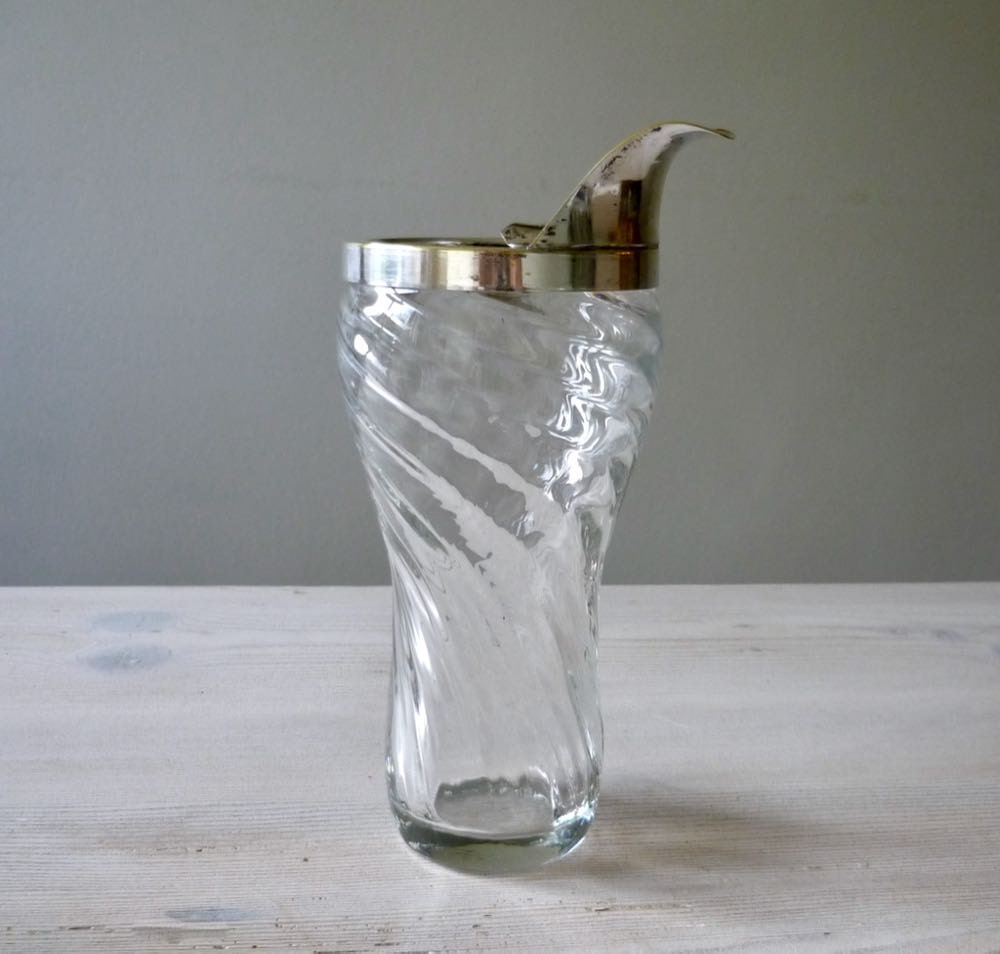 Cocktail mixing glass cocktail pitcher with strainer