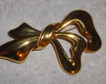 Vintage Gold Tone Monet Brooch/ Pin
