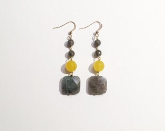 Earrings in yellow and grey - yellow candy jade pearls and labradorite - fillet 14 k gold clasp