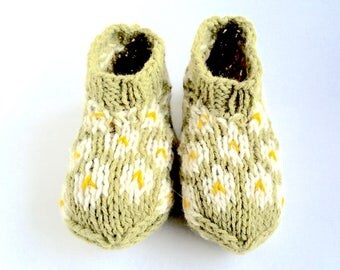 Plant dyed bed socks/slippers "Daisies", size M, organic wool, knitted, pastel green, ivory, offwhite, sunny yellow, OOAK, one of a kind